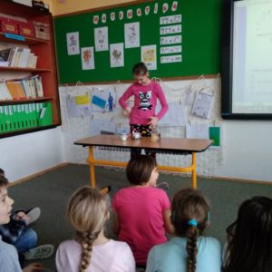 Pokus a nadnášením vajíčka ve vodě.
