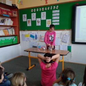 Pokus a nadnášením vajíčka ve vodě.