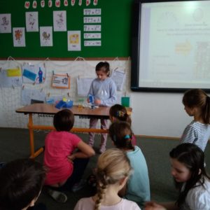 Pokus s míchání barev pomocí sklenic a ubrousku.