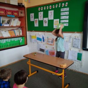 Pokus se statickou elektřinou - pohybující se plechovka.