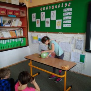 Pokus se statickou elektřinou - pohybující se plechovka.