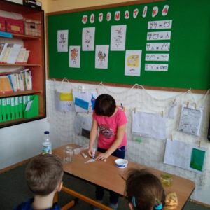 Pokus se snižováním povrchového napětí - rozpouštění tuku v mléce.