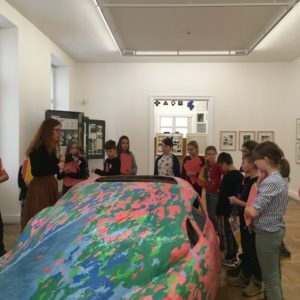 Děti poslouchají výklad k exponátu v Moravské galerii