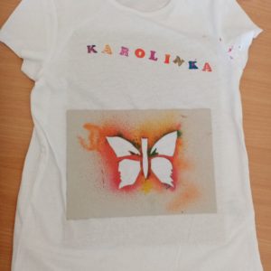 Triko s připravenou šablonou motýlka