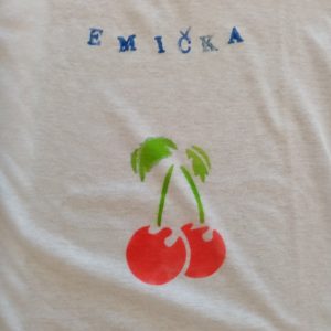 Detail trička s třešněmi