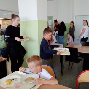 I prvňáčci si musí odnést jídlo na tácu ke stolu