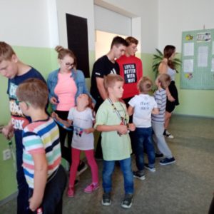 Prvňáčci stojí frontu v jídelně