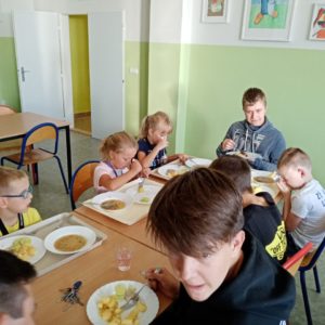 Prvňáčci u stolu v jídelně