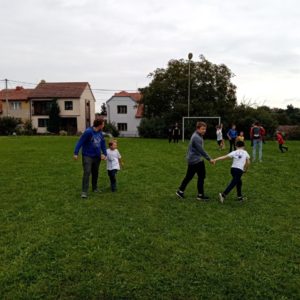 Deváťáci běhají společně s prvňáčky