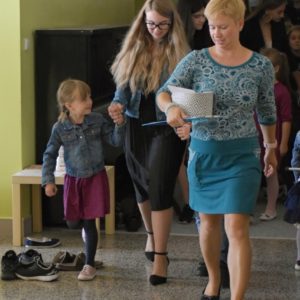 Paní učitelka první třídy s prvňáčky a patrony