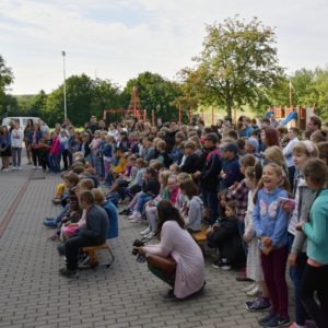 Zahájení školního roku na parkovišti před školou
