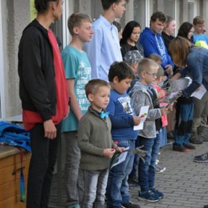 Prvňáčci dostávají uvítací list a kytičku