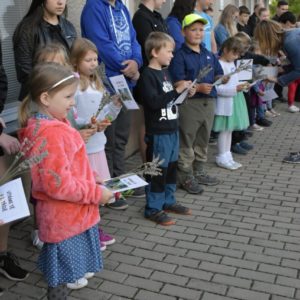 Prvňáčci dostávají uvítací list a kytičku