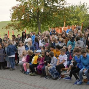 Zahájení školního roku - žáci na lavičkách