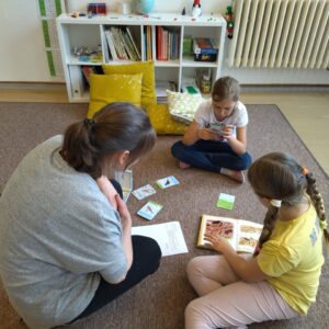 Hledání informací s paní asistentkou Bárou.
