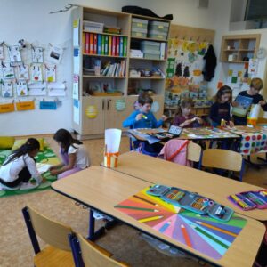 Každá skupina pracuje naplno.