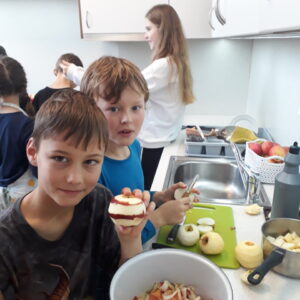 Příprava jablečného dortu může být i uměleckým dílem