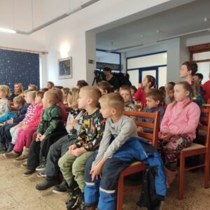 Děti poslouchaly ani nedutaly.