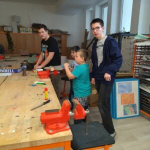 Pod dohledem i řezání velkou pilou se podaří.