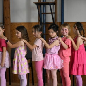 Housenka kouzelnice motýlci z 1.B