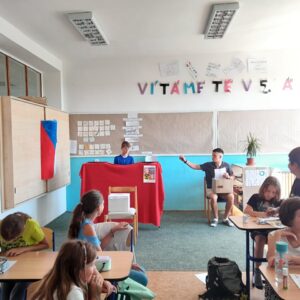 Rozhodování za plentou.