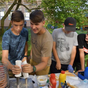 Deváťáci pomáhali s občerstvením.