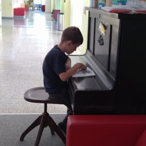 Multifunkční piano.
