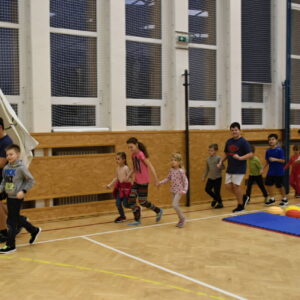 Běh s olympijskou vlajkou.