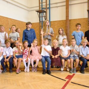 Prvňáčci a jejich velcí kamarádi šesťáci.